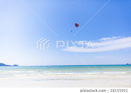 A beach where parasailing can be seen 28155931