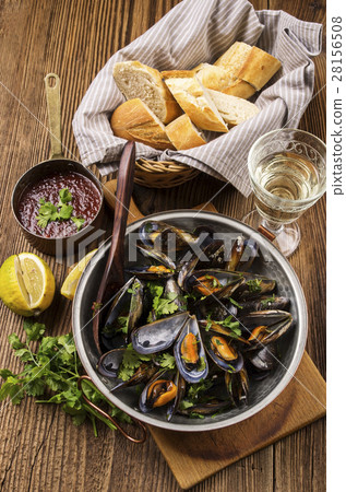mussels in white wine 28156508