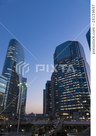 東京品川站和黃昏的高層建築街道暮光之城夜景 28159697