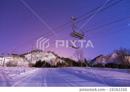 滿天星斗的天空俯瞰滑雪勝地電梯 28162288