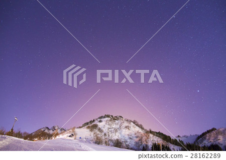 滑雪場滿天星斗的天空 28162289