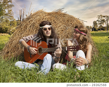 Hippie couple  playing guitar 28162588