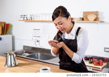 Women smelling the scent of coffee beans Women smelling the scent of coffee beans 28163733