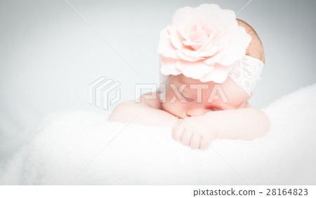 Sleepy newborn baby. 28164823