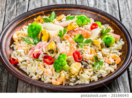 wild rice with seafood and broccoli 28166043