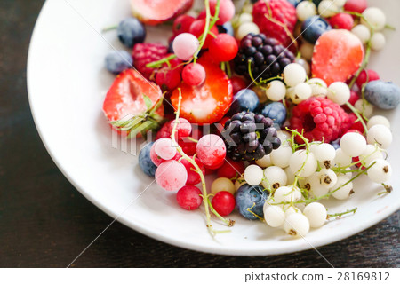 frozen berries 28169812