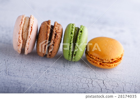 Colorful french macaroons 28174035