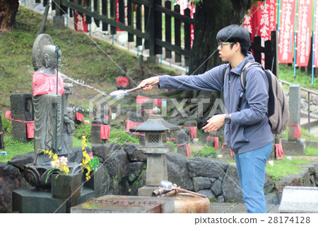 Tourists used to draw water to be pouring Buddha . 28174128