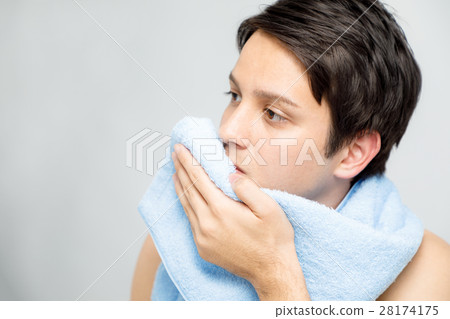 男人用毛巾擦臉 男人用毛巾擦臉 28174175