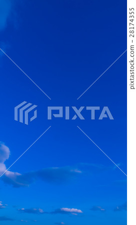 一月的天空和雲彩（垂直） 28174355