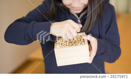 Setsubun image (child bean maki) 28175971