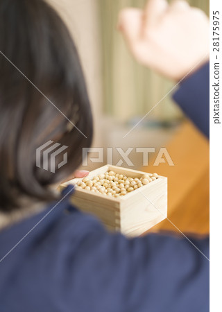 Setsubun image (child bean maki) 28175975