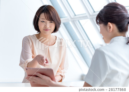 年輕的女士,客戶 年輕的女士,客戶 28177868
