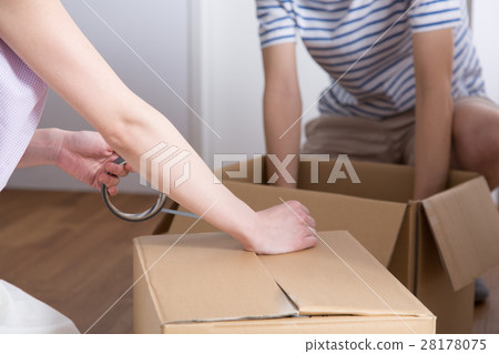 Luggage and couple's new life 28178075