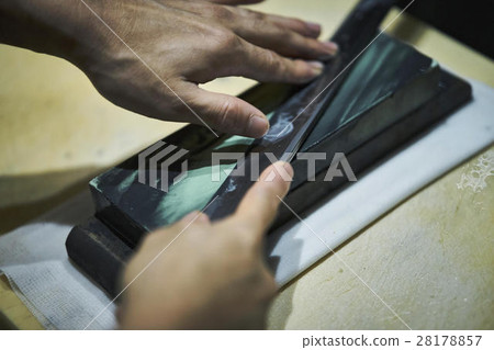 工匠磨刀 28178857