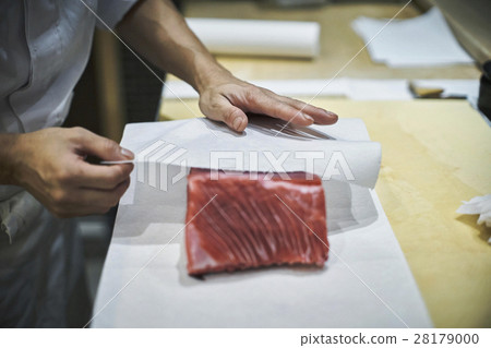 Sushi craftsman dealing tunas Sushi craftsman dealing tunas 28179000