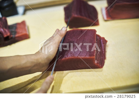 處理金槍魚的壽司工匠 處理金槍魚的壽司工匠 28179025