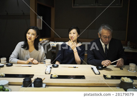 Men and women enjoying sushi 28179079