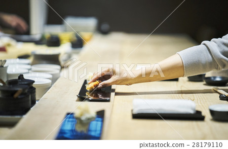 Hands to eat sushi 28179110