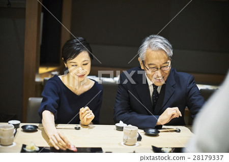 一對夫婦享受壽司 28179337