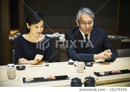 一對夫婦享受壽司 一對夫婦享受壽司 28179356