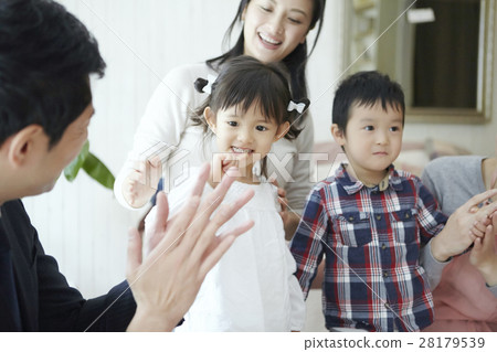 Babysitter and children and parents 28179539