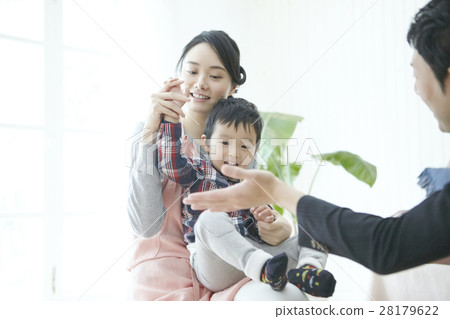 Babysitter and children and dad 28179622