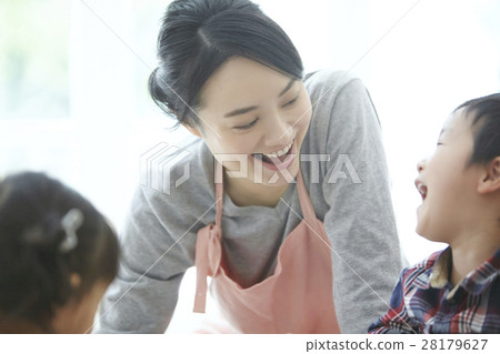 保姆和孩子 28179627