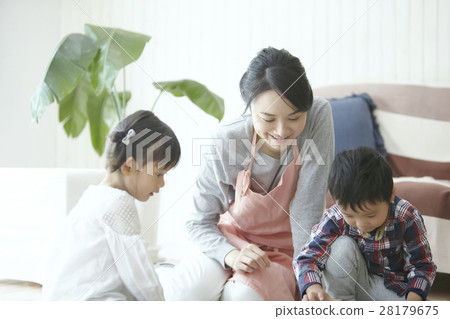 Babysitter and children 28179675
