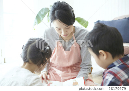 保姆和孩子 28179679