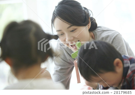 保姆和孩子 28179685