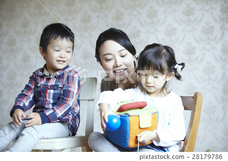 保姆和孩子 28179786