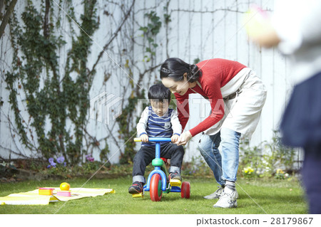 Babysitter garden play Babysitter garden play 28179867