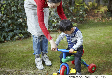 Babysitter garden play Babysitter garden play 28179885
