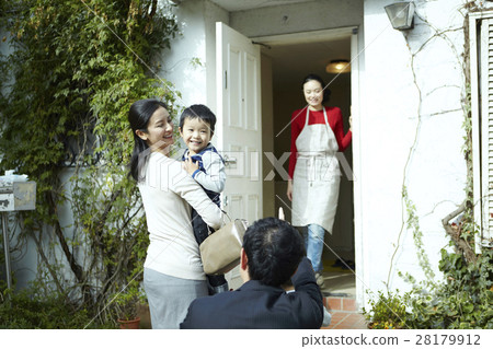 Babysitter and children and parents 28179912