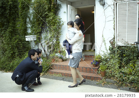 Babysitter and children and parents 28179935
