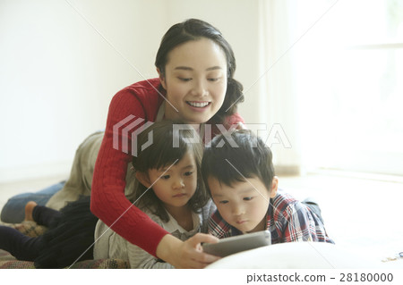 Babysitter and children Babysitter and children 28180000