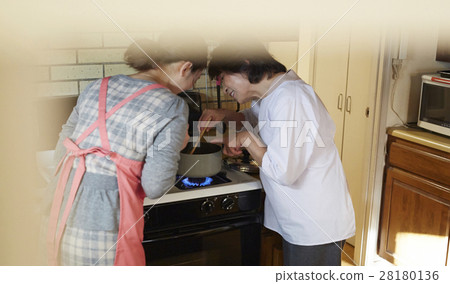 Mother-in-law teaching cooking to the bride 28180136