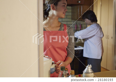 The daughter who cooks together 28180193