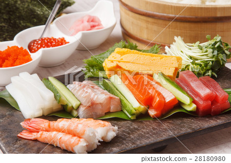Hand rolled sushi 28180980
