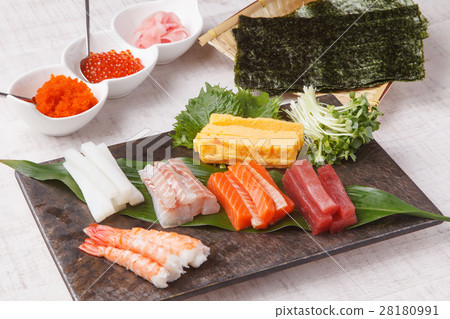 Hand rolled sushi 28180991