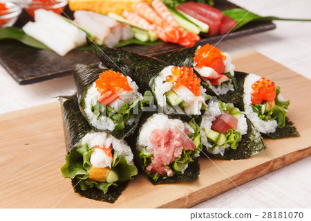 Hand rolled sushi 28181070