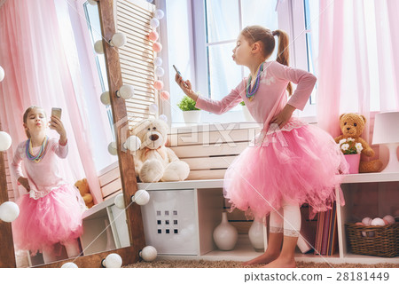 girl takes photo 28181449