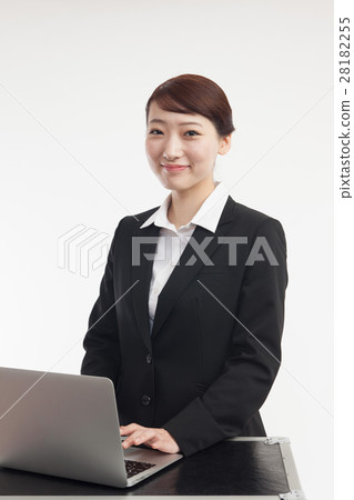新生和一台筆記本電腦 28182255
