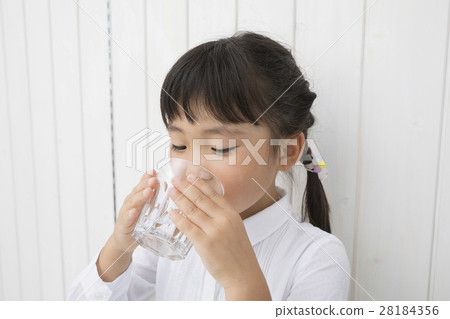 孩子們喝水 28184356