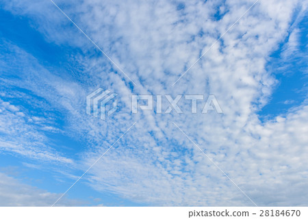 Beautiful cirrus clouds against the blue sky Beautiful cirrus clouds against the blue sky 28184670