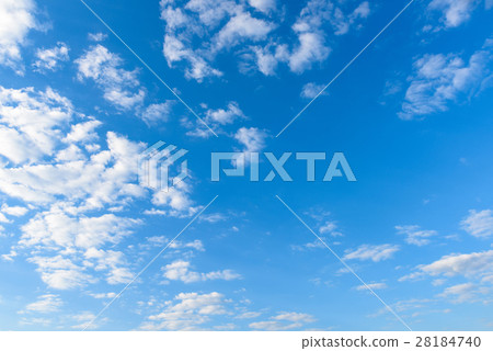 Beautiful cirrus clouds against the blue sky Beautiful cirrus clouds against the blue sky 28184740