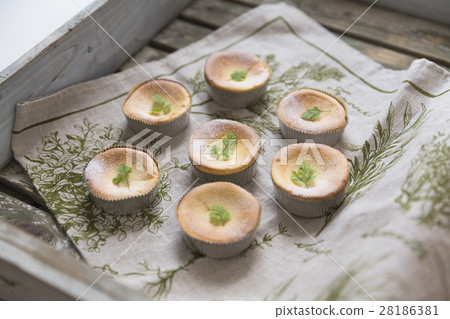 Baked cheesecake 28186381