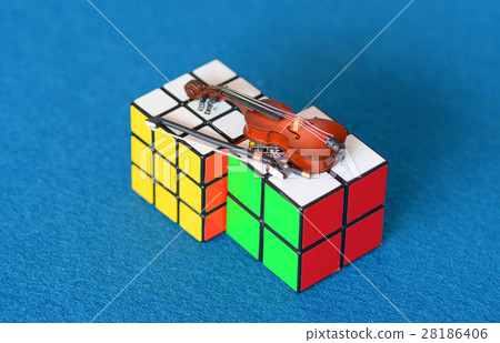 立方體和小提琴 立方體和小提琴 28186406