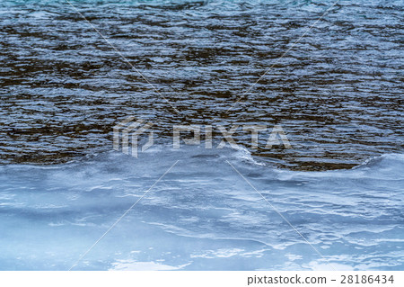 Edge of ice and water Edge of ice and water 28186434